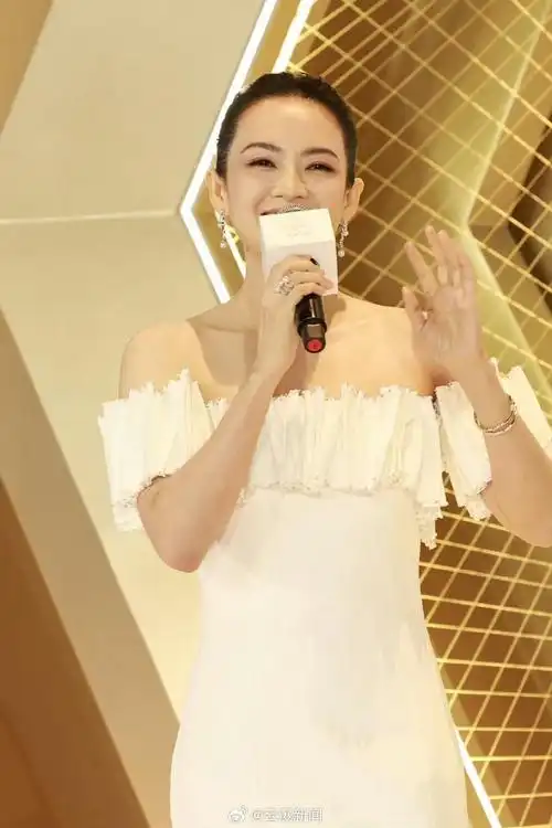 章子怡熬夜看奥运会