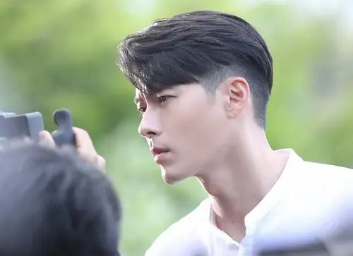 玄彬颜值真能打37岁还帅气似欧巴用脸蛋消化所有的基础款单品