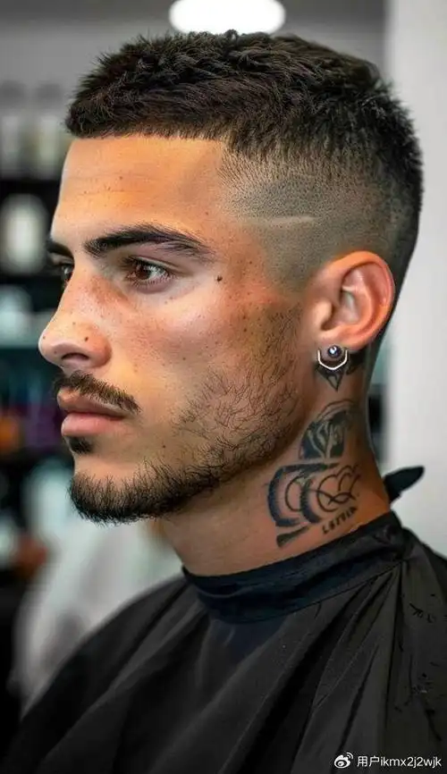 两侧铲短发型作为男士发型界的经典之作,其独特的魅力和百搭性让众多