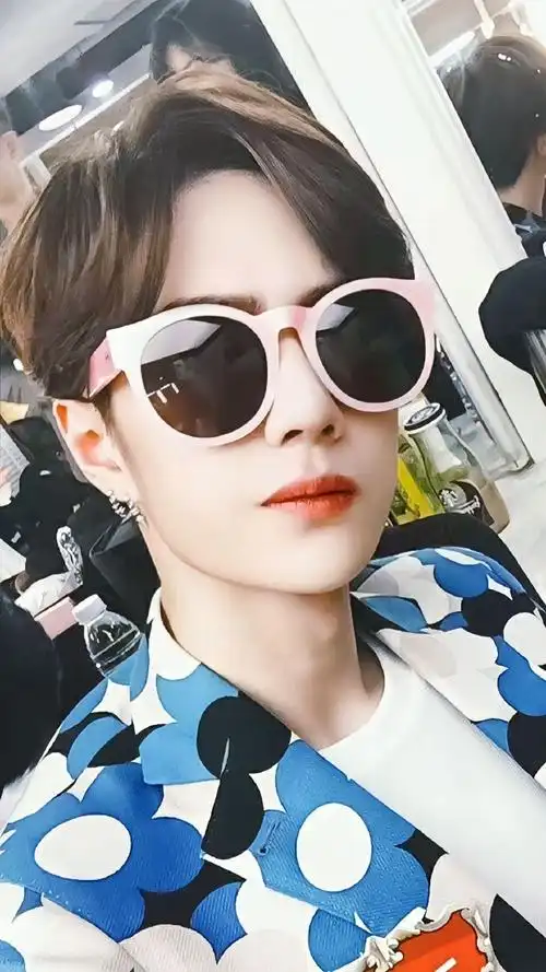王一博绿框墨镜#wyb#王一博#有木有王一博戴眼镜帅呆了@uniq-王一博