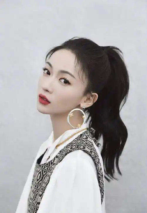 吴谨言终于开窍了,剪短发后像"换了个头",网友表示认不出_造型_气质
