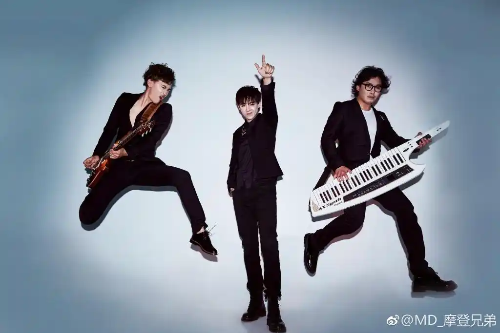 抖音摩登兄弟壁纸_抖音摩登兄弟三人高清无水印大图下载_游戏吧