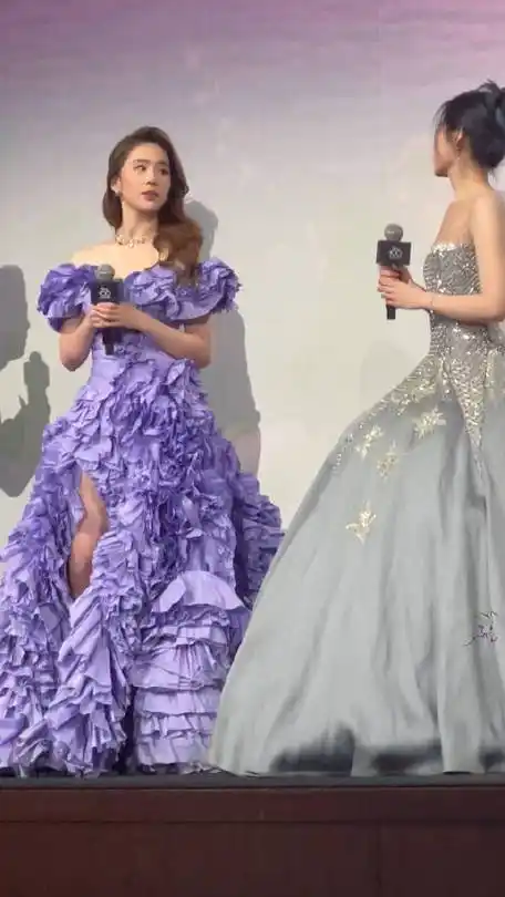 刘亦菲 张靓颖现场互聊像迪士尼里的哪个人物