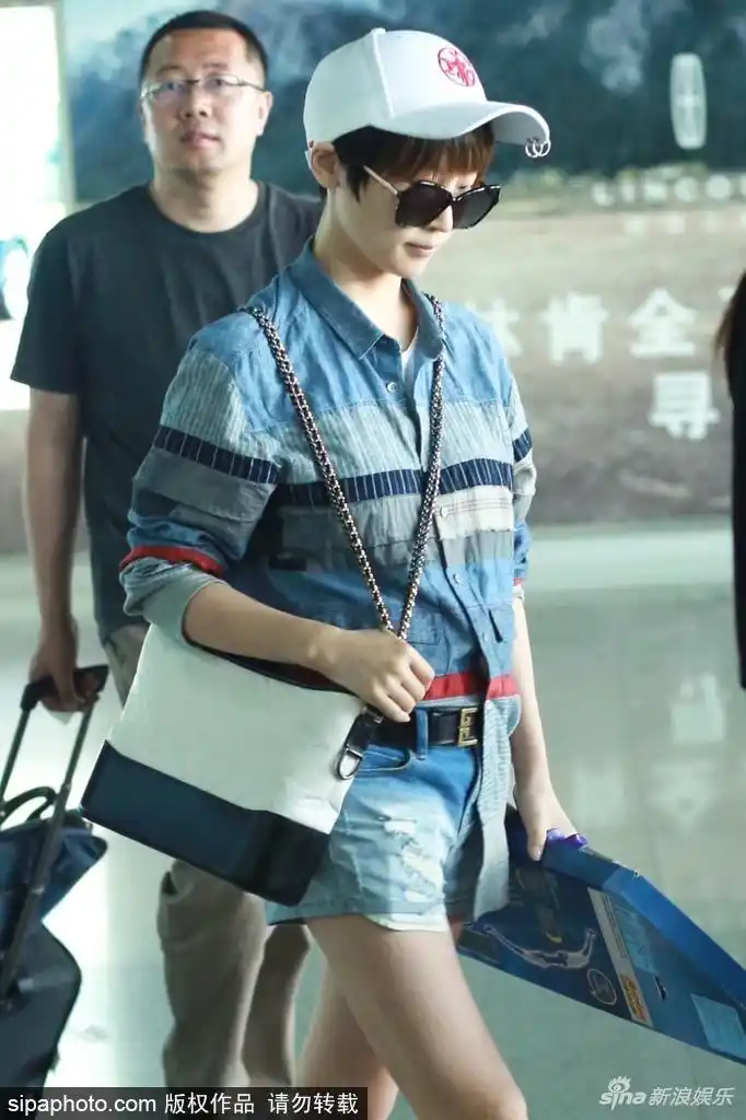 18 16:42:15 1 / 4 新浪娱乐讯 2018年5月18日,北京,谢楠现身北京机场
