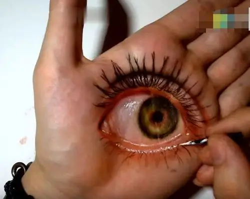 男子在手掌绘画3d眼睛试探母亲,测试后母亲瞬间心脏病犯了!