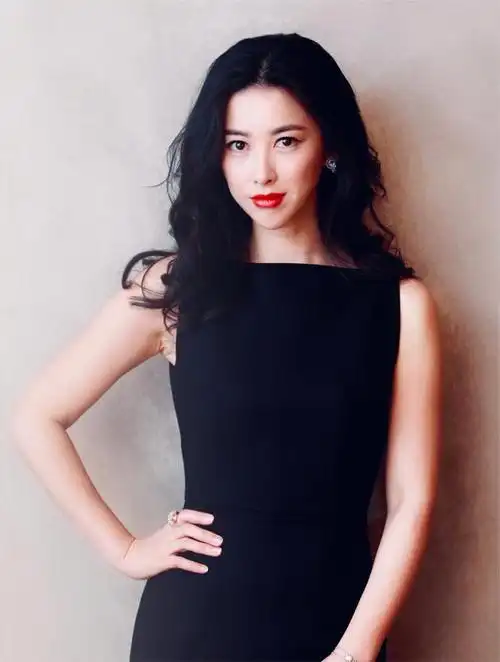 朱珠:入围全球美人榜八年,甩掉法拉利总裁,背景强大无人敢惹5-度小视