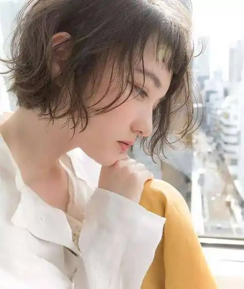 头发细软,发量少,额头高,适合什么发型?