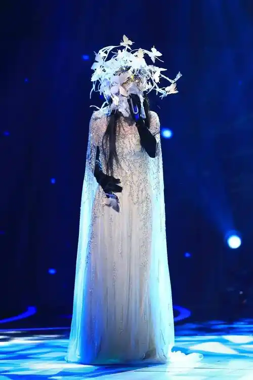 在《蒙面唱将》舞台上,周深穿着裙子,踩着高跟鞋唱歌,摘下面具后,自然