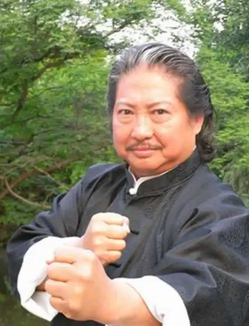 66岁洪金宝近照显老娇妻年过五旬依然容颜不老