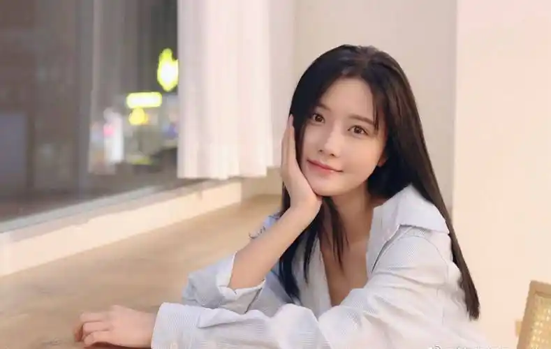 陈意涵披肩散发生活照合集