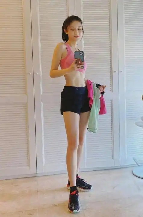 张俪晒普拉提照腰肢纤细肌肉紧实配上穿搭大秀迷人好身材