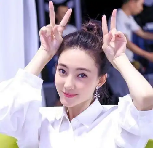 女星们比耶,谁是你的小可爱?网友:刘亦菲萌炸了关晓彤好乖巧