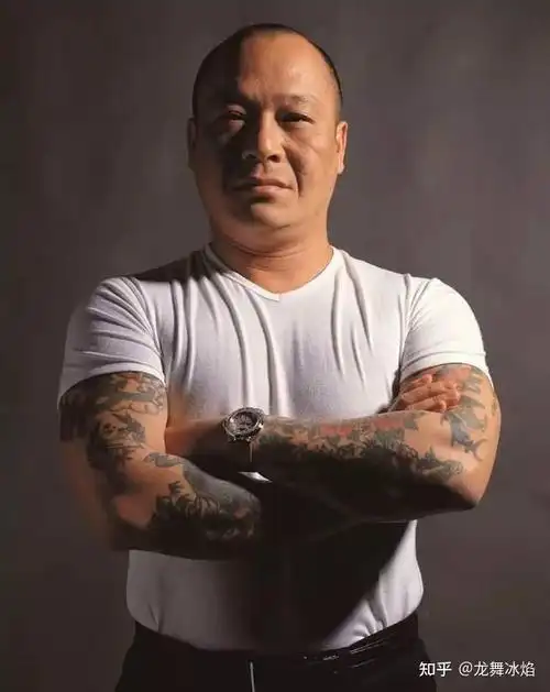 而我今天要说的,就是人在江湖里的那个带陈浩南入江湖的大哥——大b哥