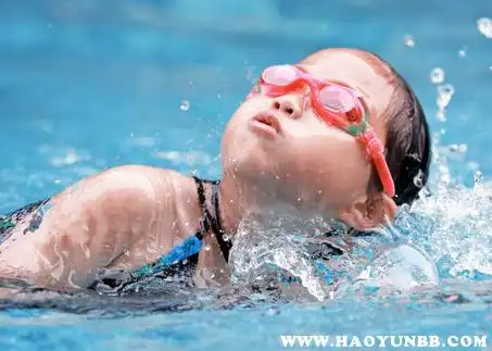 小孩学游泳一周上几节课好儿童游泳10节课能学会吗