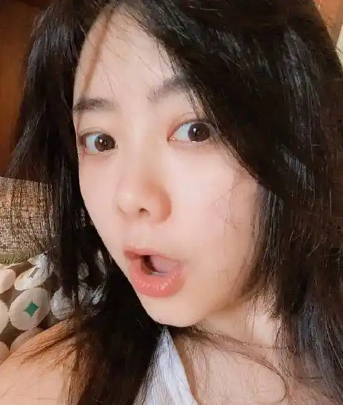 谭松韵晒素颜照,镜头怼脸拍的颜值,以为做了半永久_女生_少女_状态