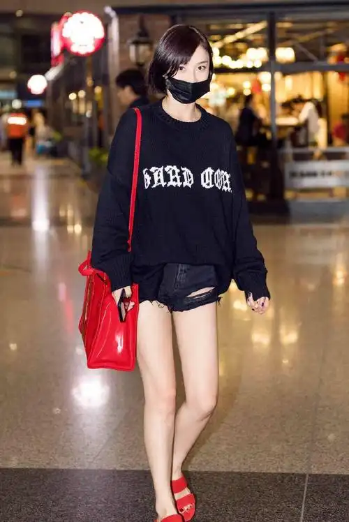 被袁姗姗的机场街拍惊艳到了,针织衫配短裤,这么简约也这么美!