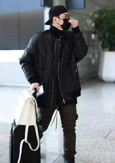 潘玮柏现身上海机场时尚穿搭展现魅力