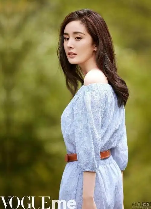 杨幂,1986年9月12日出生于北京市,父亲杨晓林是民警,母亲杨春玲是专职