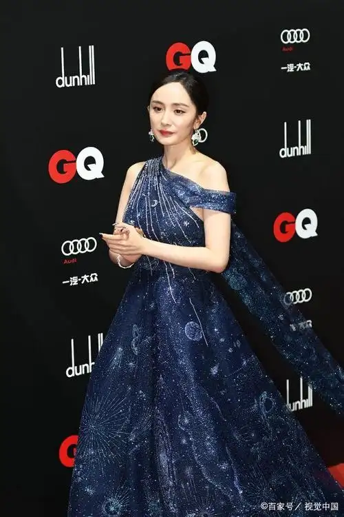 杨幂穿蓝色星空长裙秀美肩,高贵迷人,真的是太惊艳了