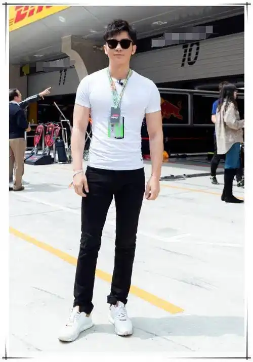 虽然李晨已经人到中年了,但是李晨因为经常健身身材还是非常健硕的,并