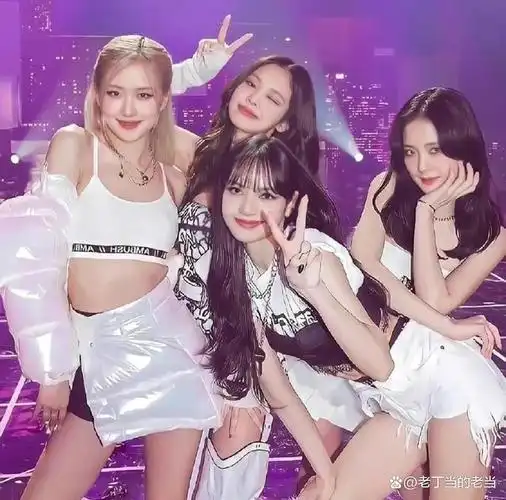 angelababy手里还拿着粉墨的应援棒,好有演唱会的现场氛围啊!