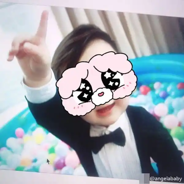 baby为儿子庆生罕见晒小海绵正面照 活脱脱小绅士一枚