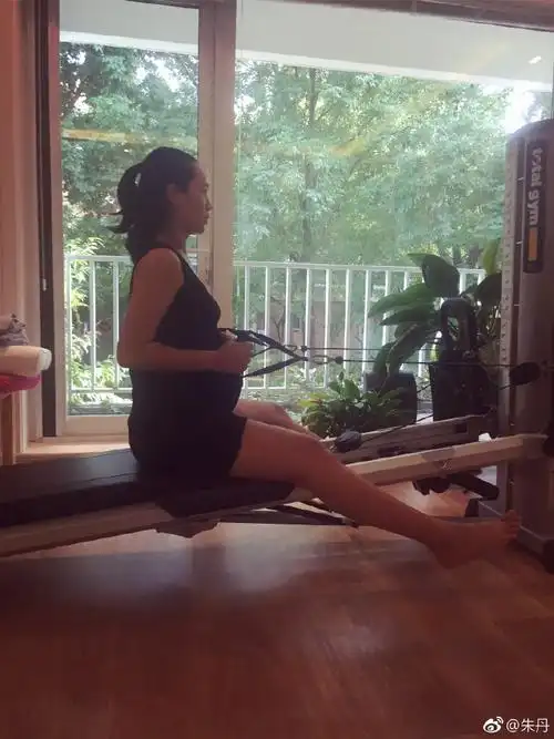 没想到朱丹怀孕了还这么强悍啊,大肚子都快生了还东跑西跑!