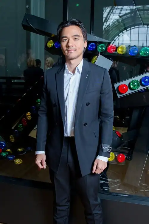 巴黎男装周/宋仲基暂撇乔妹捧场dior homme 冯德伦看秀婚戒相伴