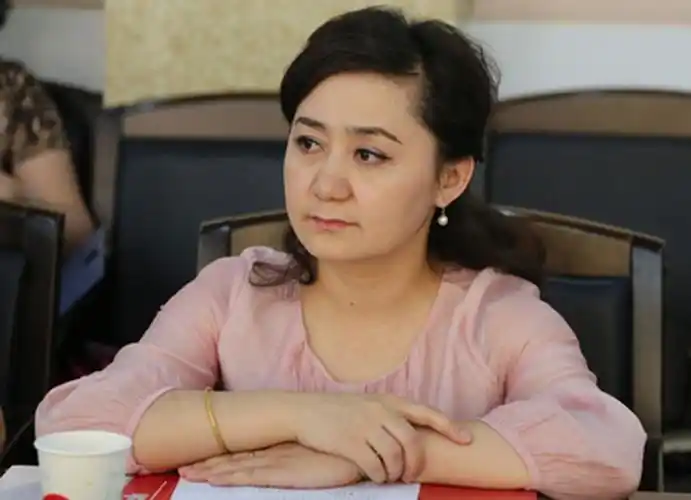 她强忍悲痛,默默地照顾着4位老人和年幼的女儿.