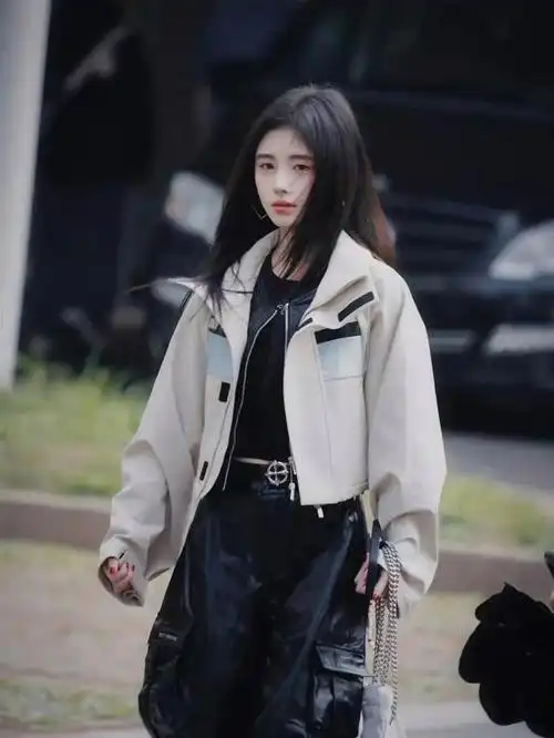 鞠婧祎最新街拍,橘色外套很亮眼,小个子照着穿时髦显高!