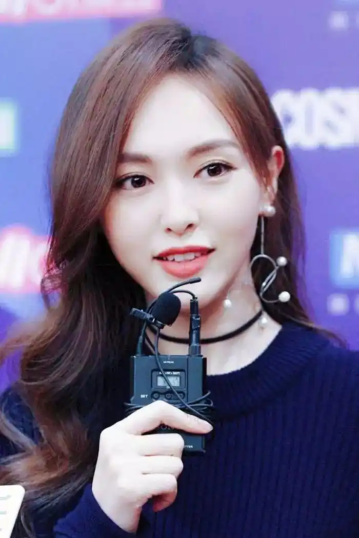 原创发际线过高的女人尽量别选择这种发型不仅土还显老