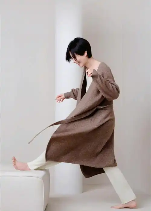 王菲久违上班穿黑色背心套大金项圈彻底高调52岁脖颈前倾太严重