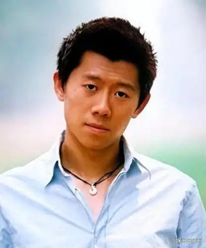 夏雨:结婚没让父亲来,婚后与母亲明算账,妻子袁泉为其感到心痛