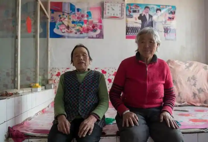 实拍当代农村的家庭摆设大脑袋的电视是农民家里最现代化的家具