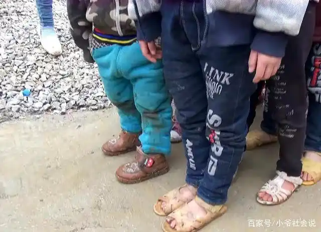 "留守儿童"冬天穿凉鞋砍柴,父母含泪诉说:8岁就已当家