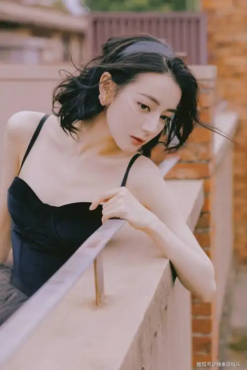 迪丽热巴每一次出场都惊艳身穿公主裙美若天仙微卷短发太撩人