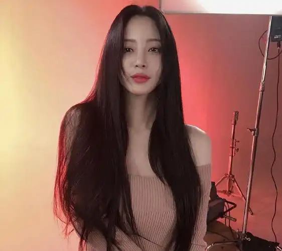 39岁韩艺瑟近照放出,穿浅棕一字肩针织衫,长发披肩女神范十足_高清