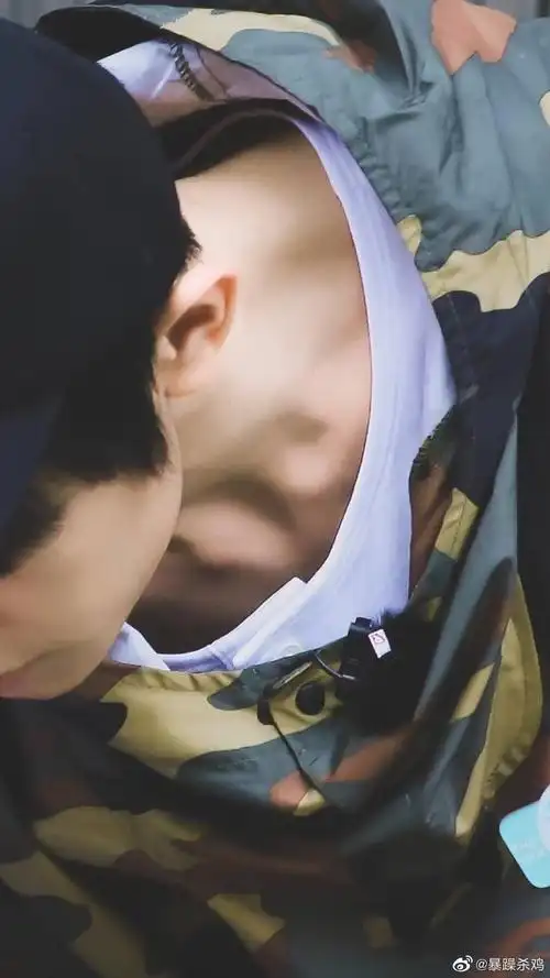 易烊千玺绝美锁骨,是上帝精心雕刻的艺术品