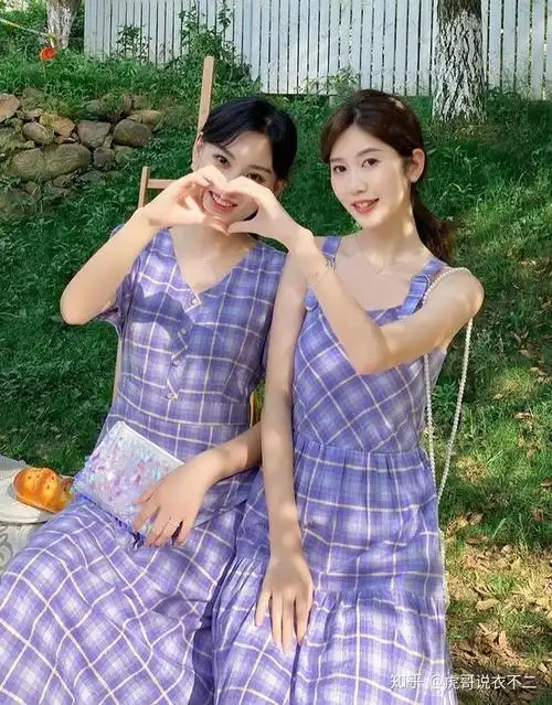 如果你和你的闺蜜两个人身材不同的话,可以尝试一下同色不同款的