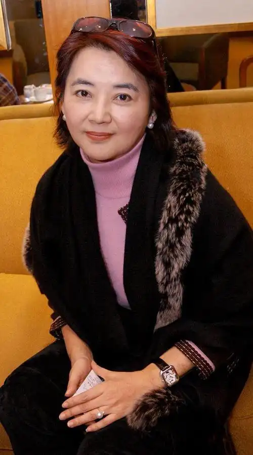 50后胡慧中胖一点也时髦穿皮草领大衣真高雅好有阔太范