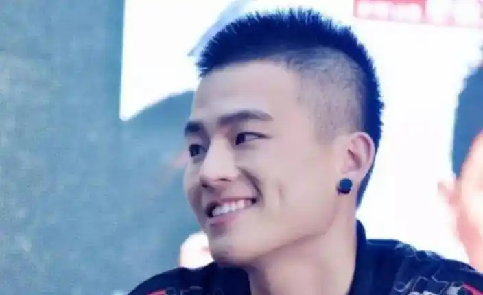 今年男生发型也是很有热度的 什么头型最有男人味