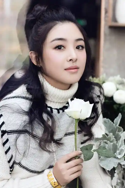 张含韵翻红后越来越大胆,挑战抹身材人鱼裙,哪像32岁的人!