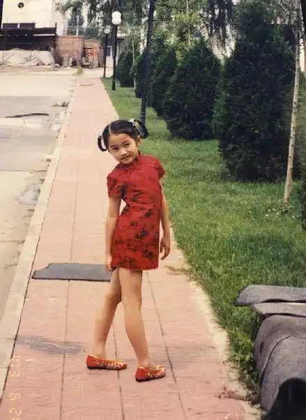 杨紫六一晒童年照,穿旗袍剪男生头,"小猴子"实锤了!