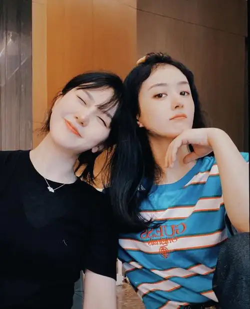 闺蜜晒与赵丽颖约会合照两人牵手逛街感情好