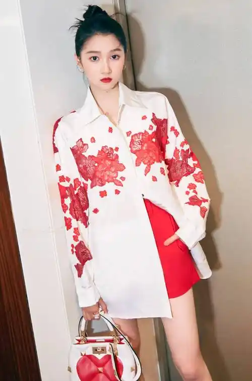 关晓彤:唯美迷人写真,这颜值太美了,春风十里不及你的美!_时尚