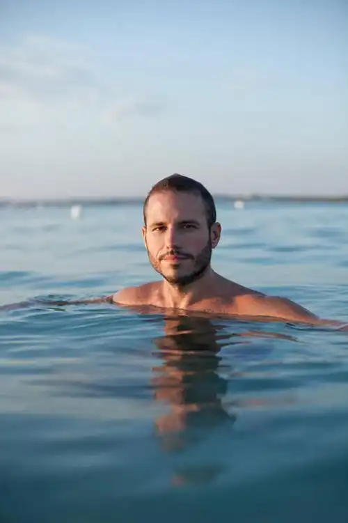 游泳,成年人,中年人,脸,头,脸颊,一个人,微笑,竖图,室外,白天,正面