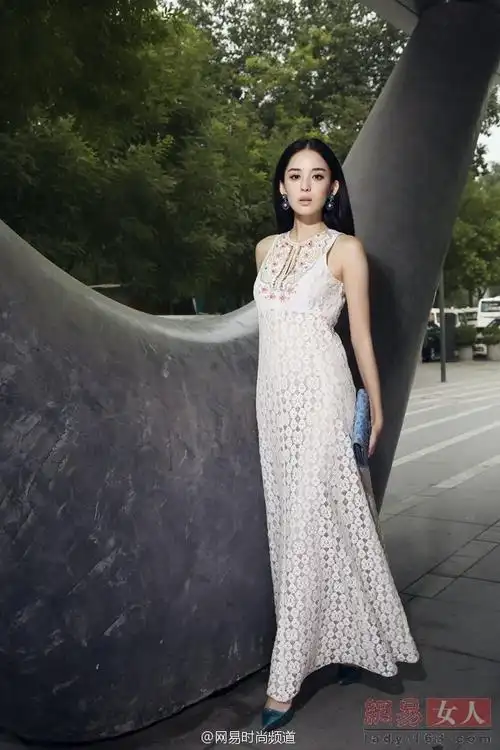 性感长腿美女明星古力娜扎大胆透视纱裙美腿街拍诱惑图片写真