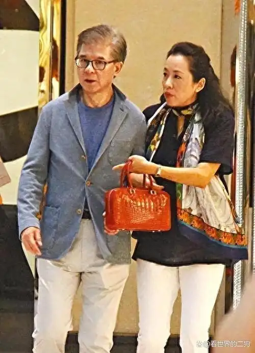 2008年,朱玲玲却和昔日"闺蜜"罗康瑞结婚了!