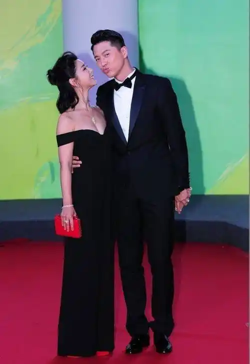 李小萌王雷亮相活动,穿一字肩礼服秀凹凸身材,丰盈又撩人_黑色_时尚