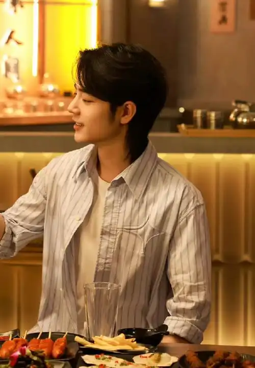 让我来给肖战整理衣领##肖战侧脸笑颜